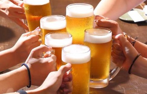 便秘人群需謹慎 三類食物加重腸道負擔，酒精飲料尤需警惕